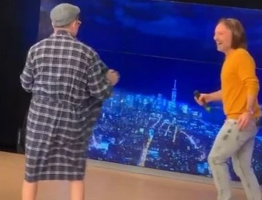 Το είπε και το έκανε! - Ο Π. Σταματόπουλος βγήκε με τα εσώρουχα στην εκπομπή του Ν. Μουτσινά (βίντεο)